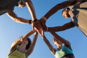 beneficios de hacer deporte en grupo