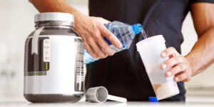 cómo tomar proteina y creatina
